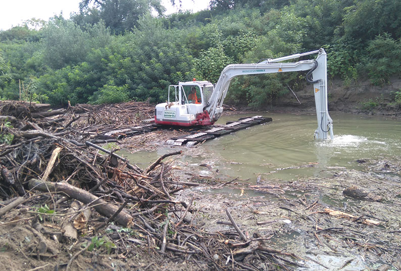 Fiume Panaro - Modena - ESCAVATORE ANFIBIO GALLEGGIANTE