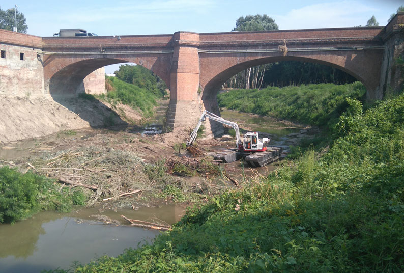 Fiume Panaro - Modena - ESCAVATORE ANFIBIO GALLEGGIANTE