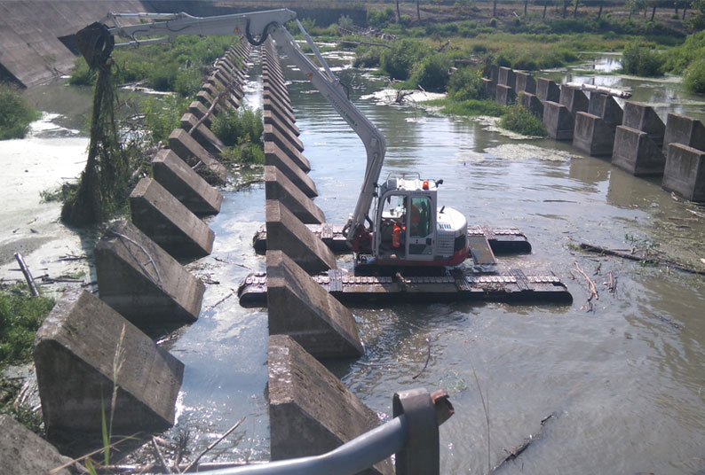 Fiume Panaro - Modena - ESCAVATORE ANFIBIO GALLEGGIANTE