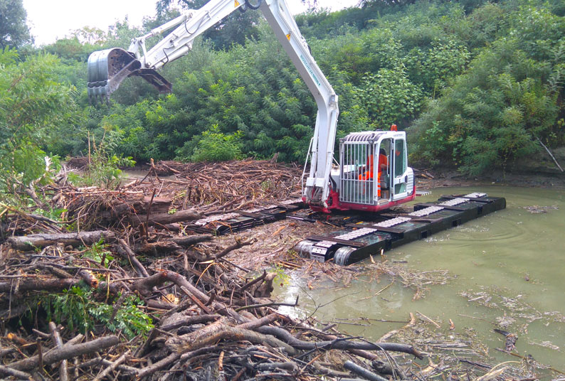 Fiume Panaro - Modena - ESCAVATORE ANFIBIO GALLEGGIANTE