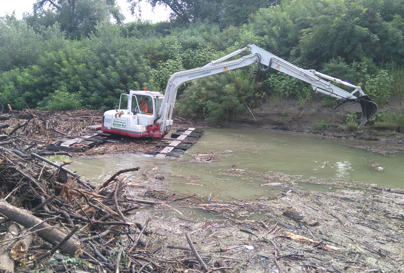 Fiume Panaro - Modena - ESCAVATORE ANFIBIO GALLEGGIANTE