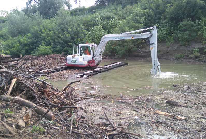 Fiume Panaro - Modena - ESCAVATORE ANFIBIO GALLEGGIANTE