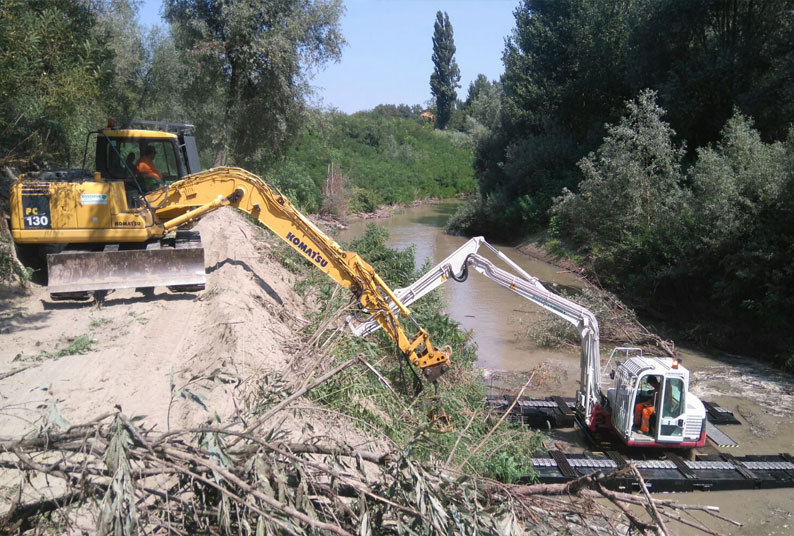 Fiume Panaro - Modena - ESCAVATORE ANFIBIO GALLEGGIANTE