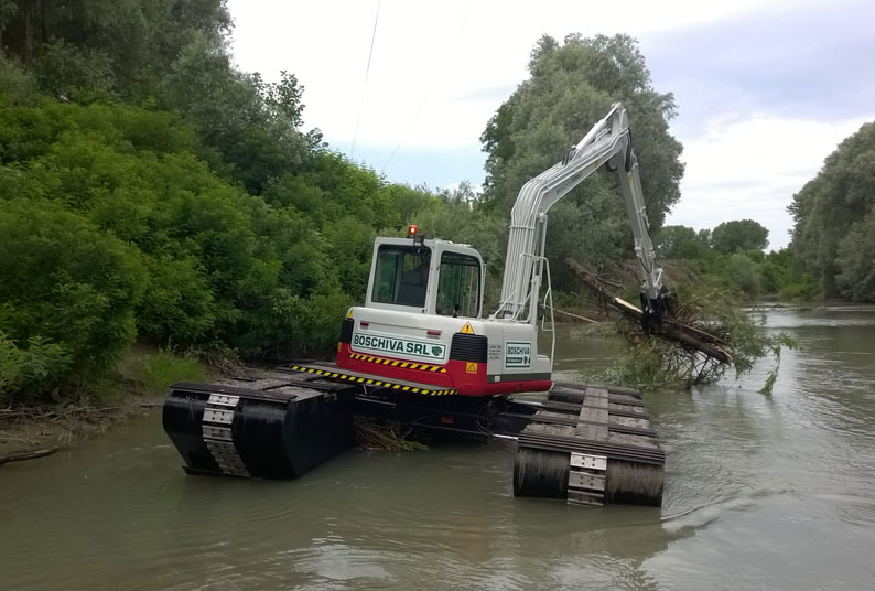 Fiume Panaro - Modena - ESCAVATORE ANFIBIO GALLEGGIANTE